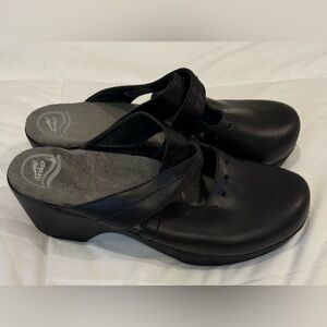Dansko Black Leather Mule Clogs – EU 42 / US 11–11.5 – Perforated – Excellent